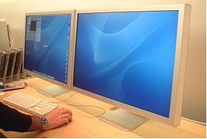 Dva Apple Computer LCD monitora